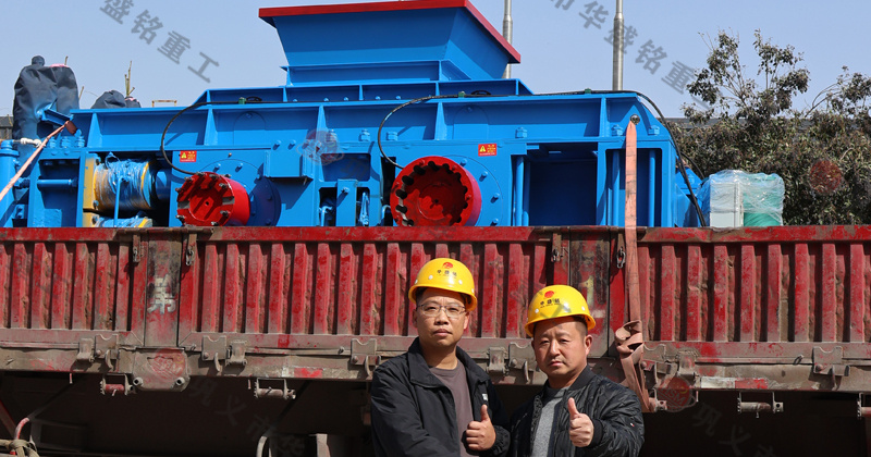 鵝卵石制砂用什么破碎機？推薦對輥機價格不貴還耐用